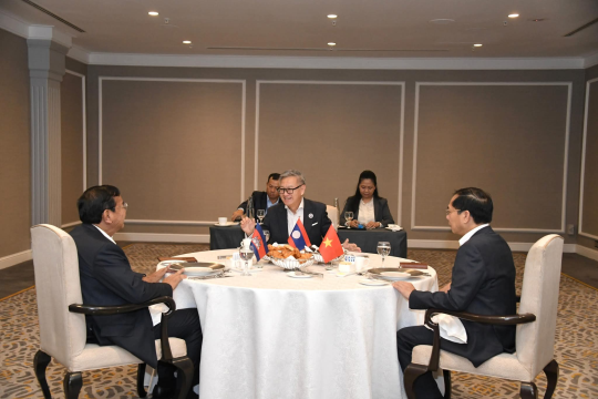 Lao, Vietnamese, and Cambodian Foreign Ministers Promote Trilateral Cooperation at ASEAN Meeting